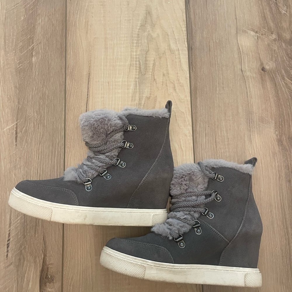 Guess Suede wedge bootie 71/2